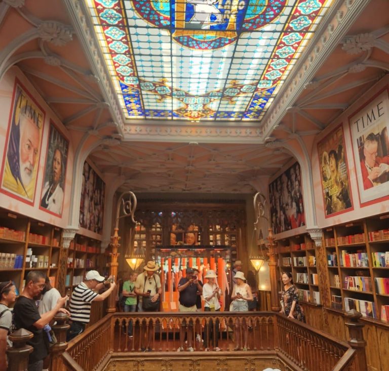 Livraria Lello, Oporto.Refugio para los amantes de la literatura. Símbolo cultural para ilustrar la superación y el autorespeto.